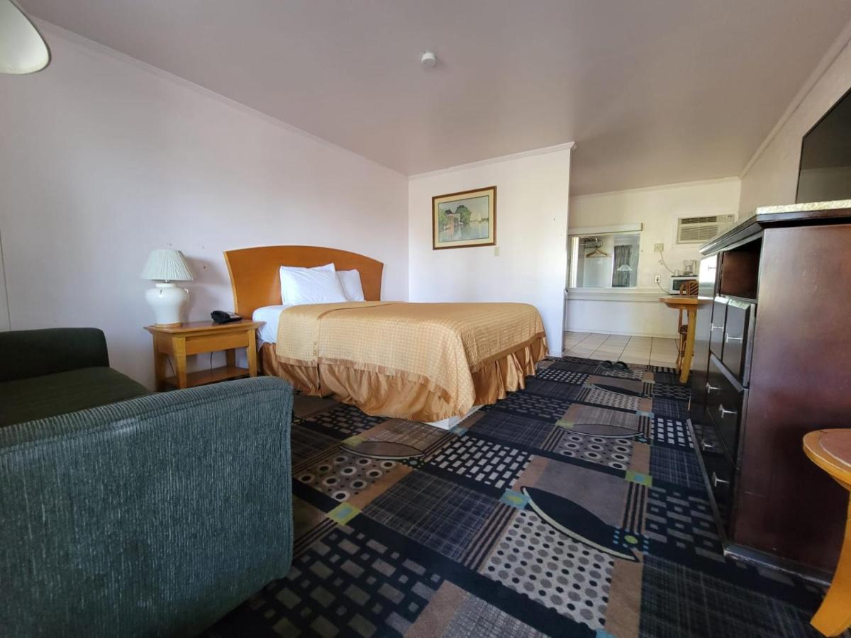 בליית' Emerald Inn & Lounge מראה חיצוני תמונה