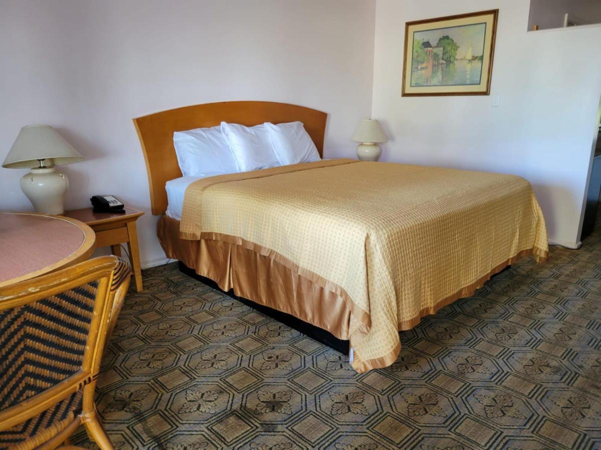 בליית' Emerald Inn & Lounge מראה חיצוני תמונה