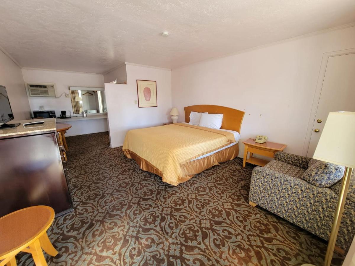 בליית' Emerald Inn & Lounge מראה חיצוני תמונה