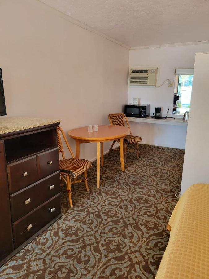 בליית' Emerald Inn & Lounge מראה חיצוני תמונה
