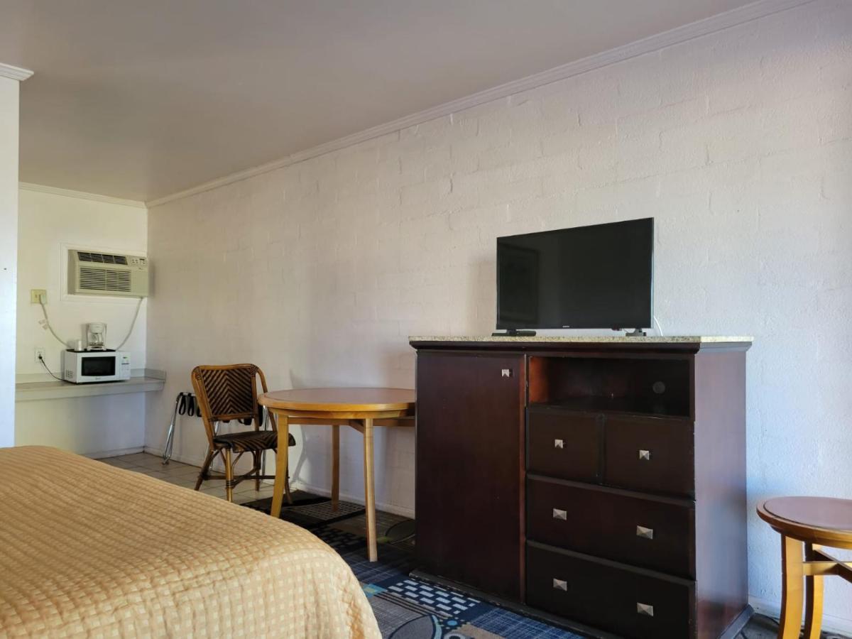 בליית' Emerald Inn & Lounge מראה חיצוני תמונה