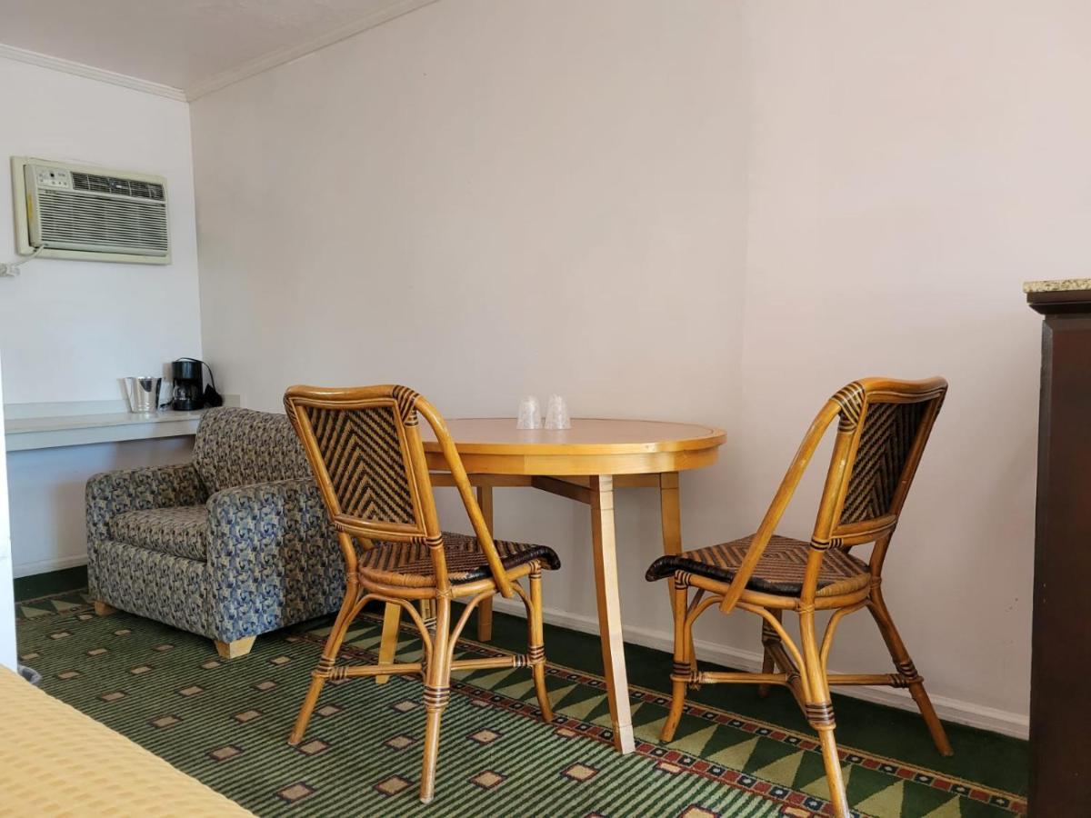 בליית' Emerald Inn & Lounge מראה חיצוני תמונה