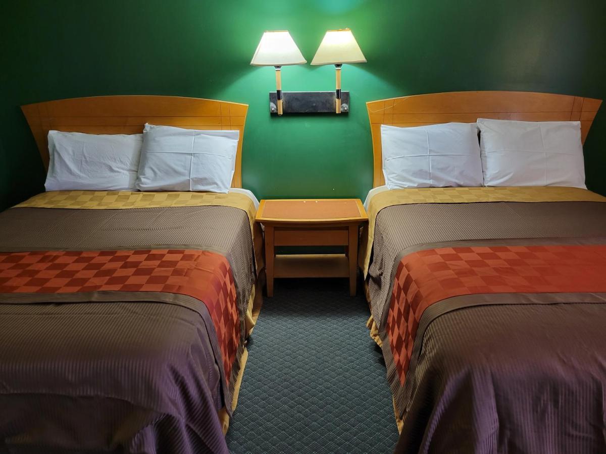 בליית' Emerald Inn & Lounge מראה חיצוני תמונה