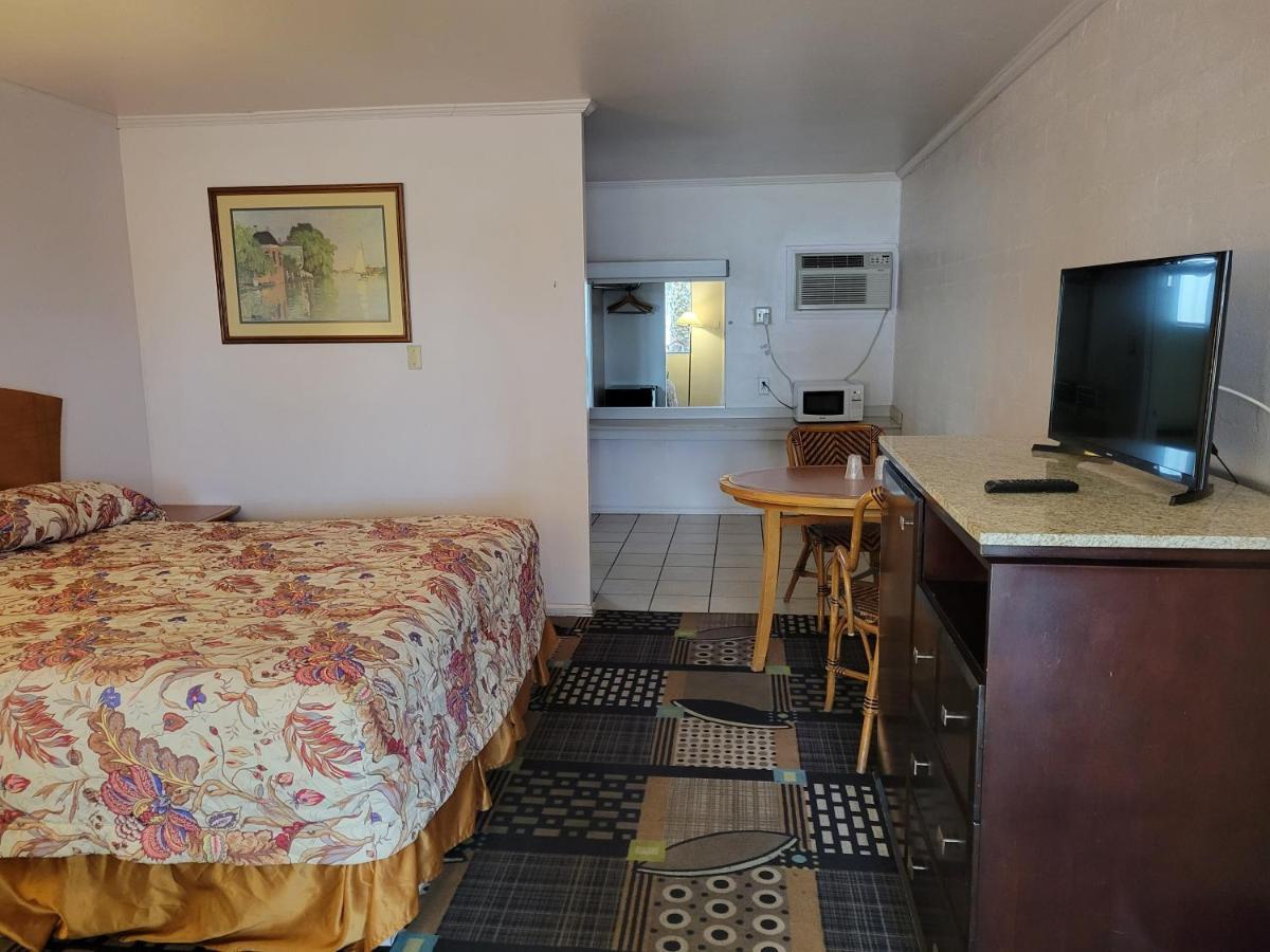 בליית' Emerald Inn & Lounge מראה חיצוני תמונה