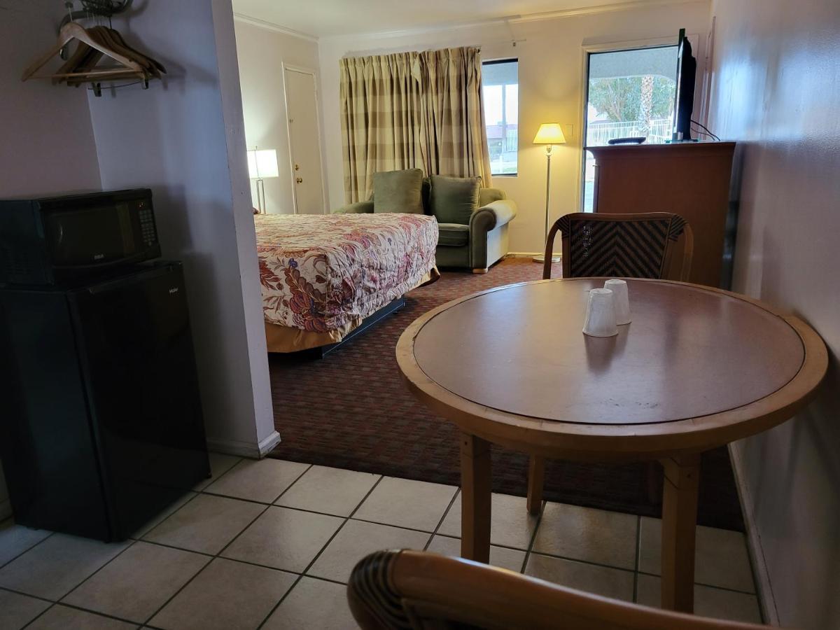בליית' Emerald Inn & Lounge מראה חיצוני תמונה