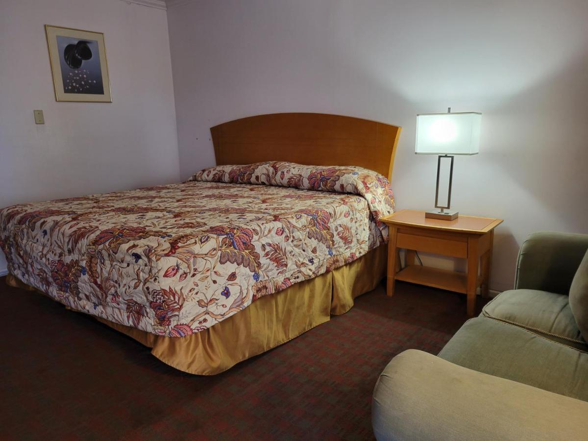 בליית' Emerald Inn & Lounge מראה חיצוני תמונה