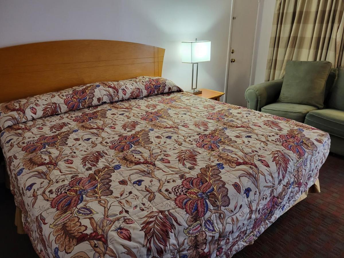 בליית' Emerald Inn & Lounge מראה חיצוני תמונה