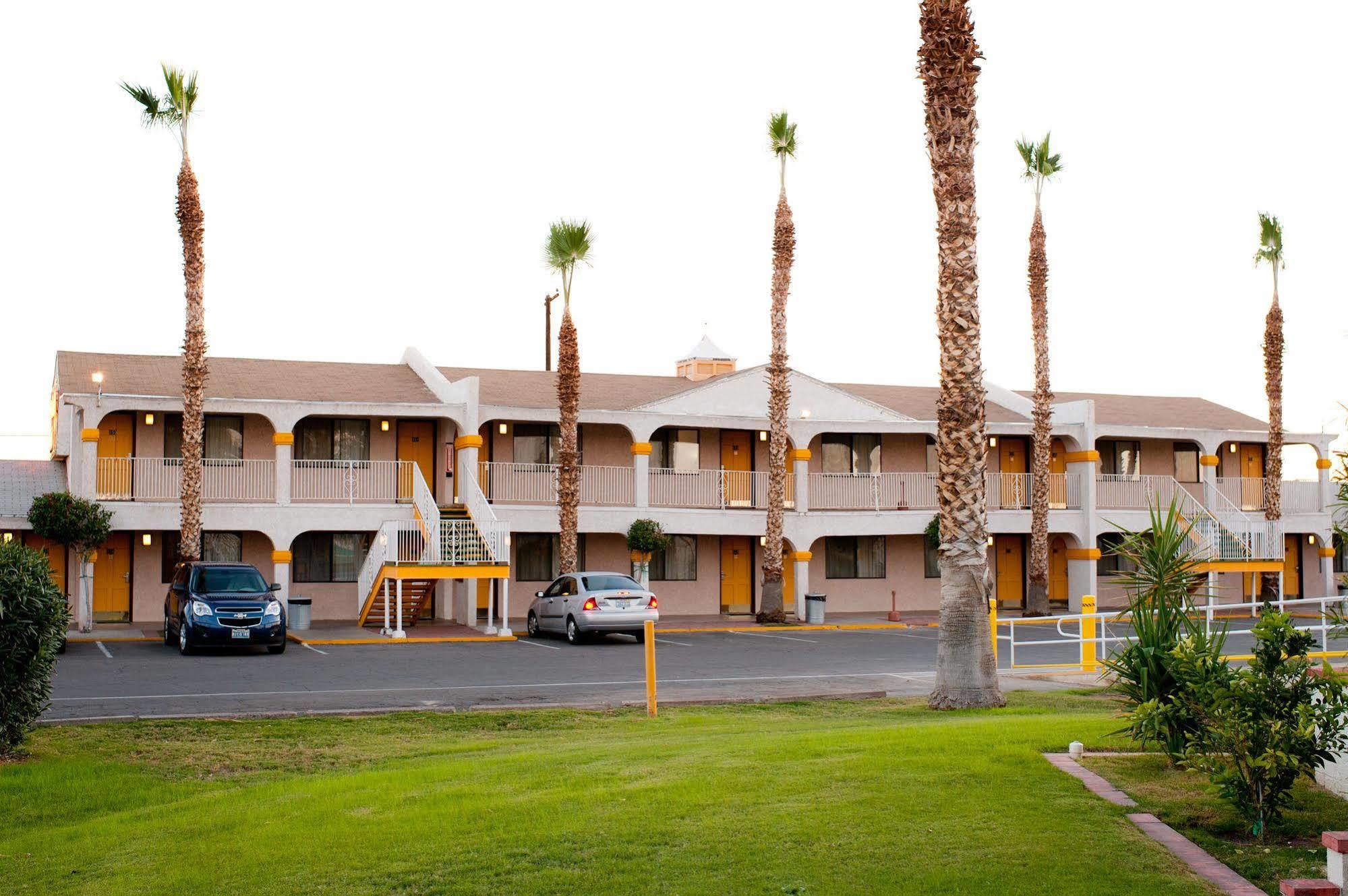 בליית' Emerald Inn & Lounge מראה חיצוני תמונה